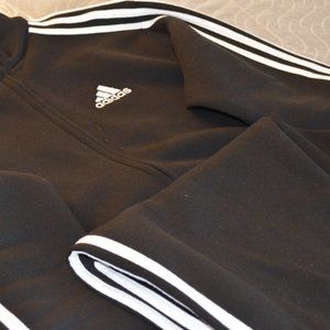 "Classic Adidas Track Suit in Size L: Get Your Perfect Fit Now!"